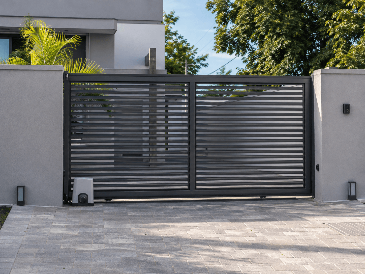 portão automático instalado em condomínio residencial