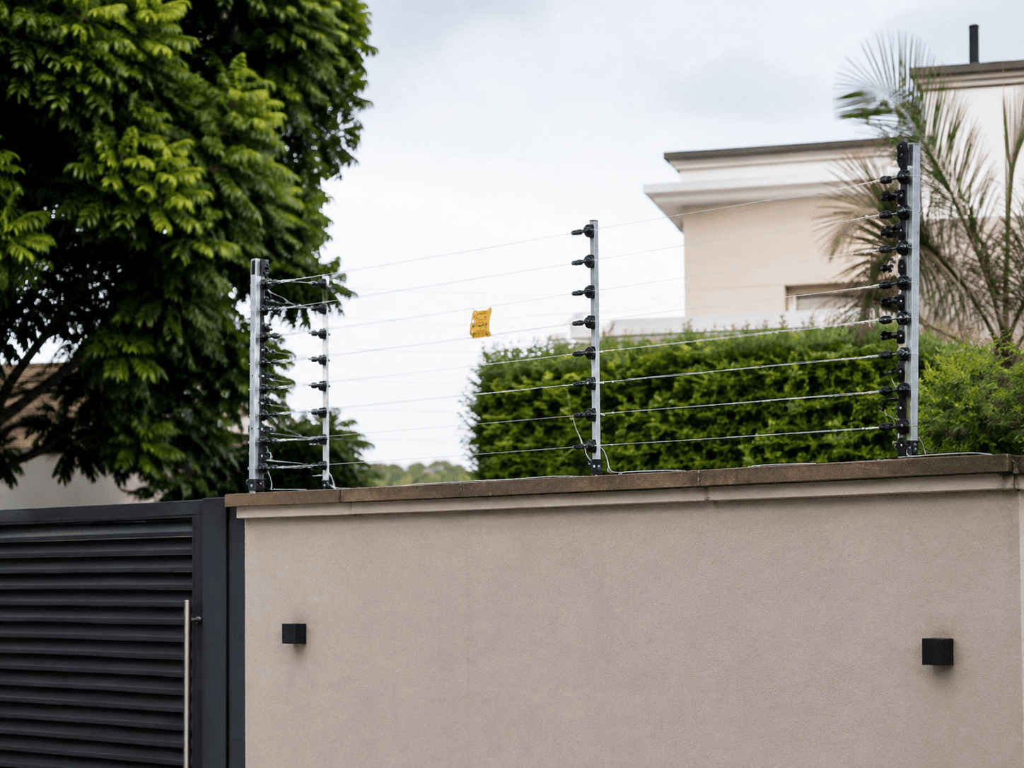 cerca elétrica instalada em muro de condomínio